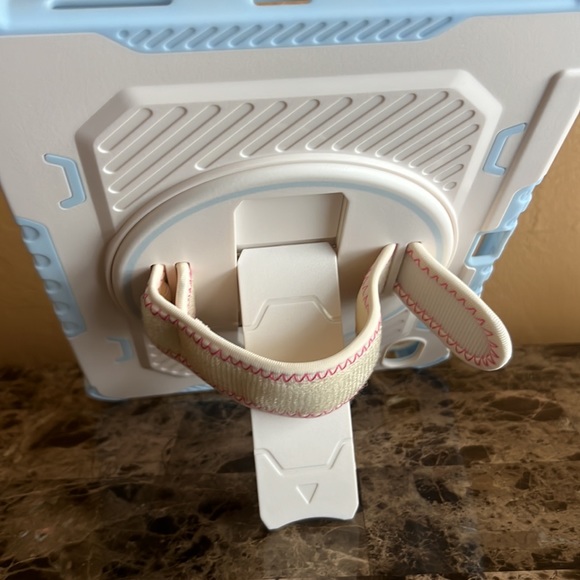 Case for iPad 10th generation for 10.9 inch tablet. - Picture 3 of 7